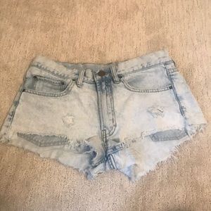 MID-RISE DENIM SHORTS LIGHT BLUE RIPPED